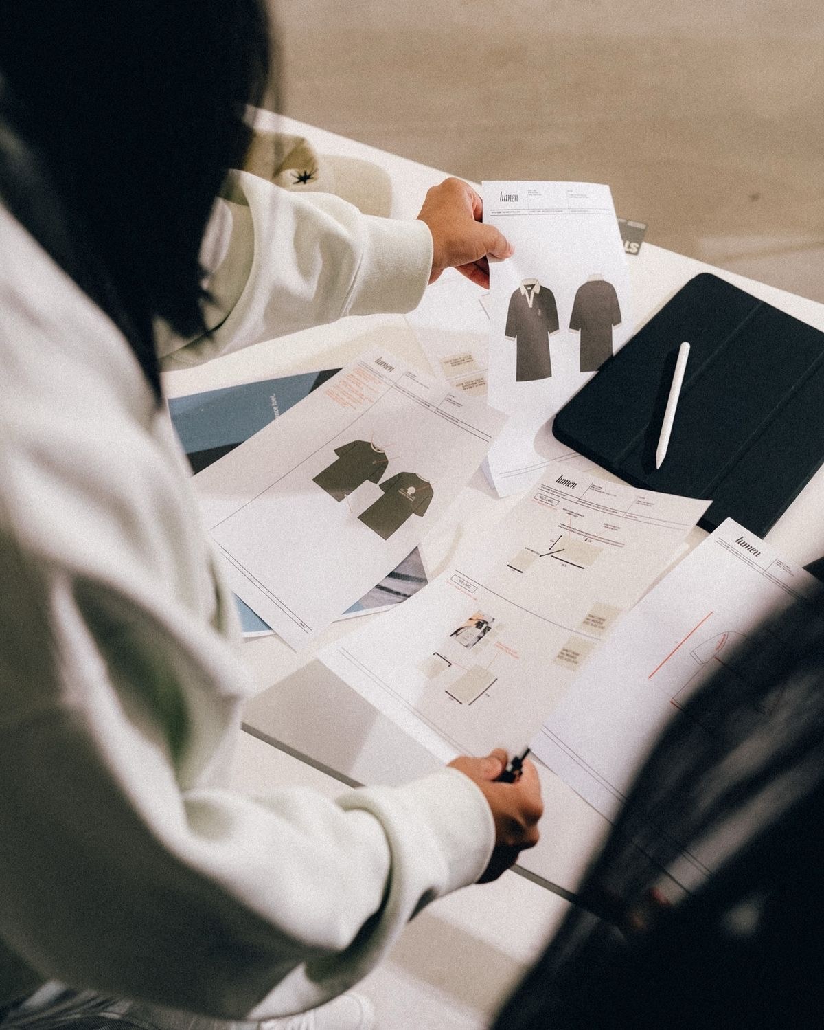 Revisión de tech packs y fichas técnicas de diseño de moda